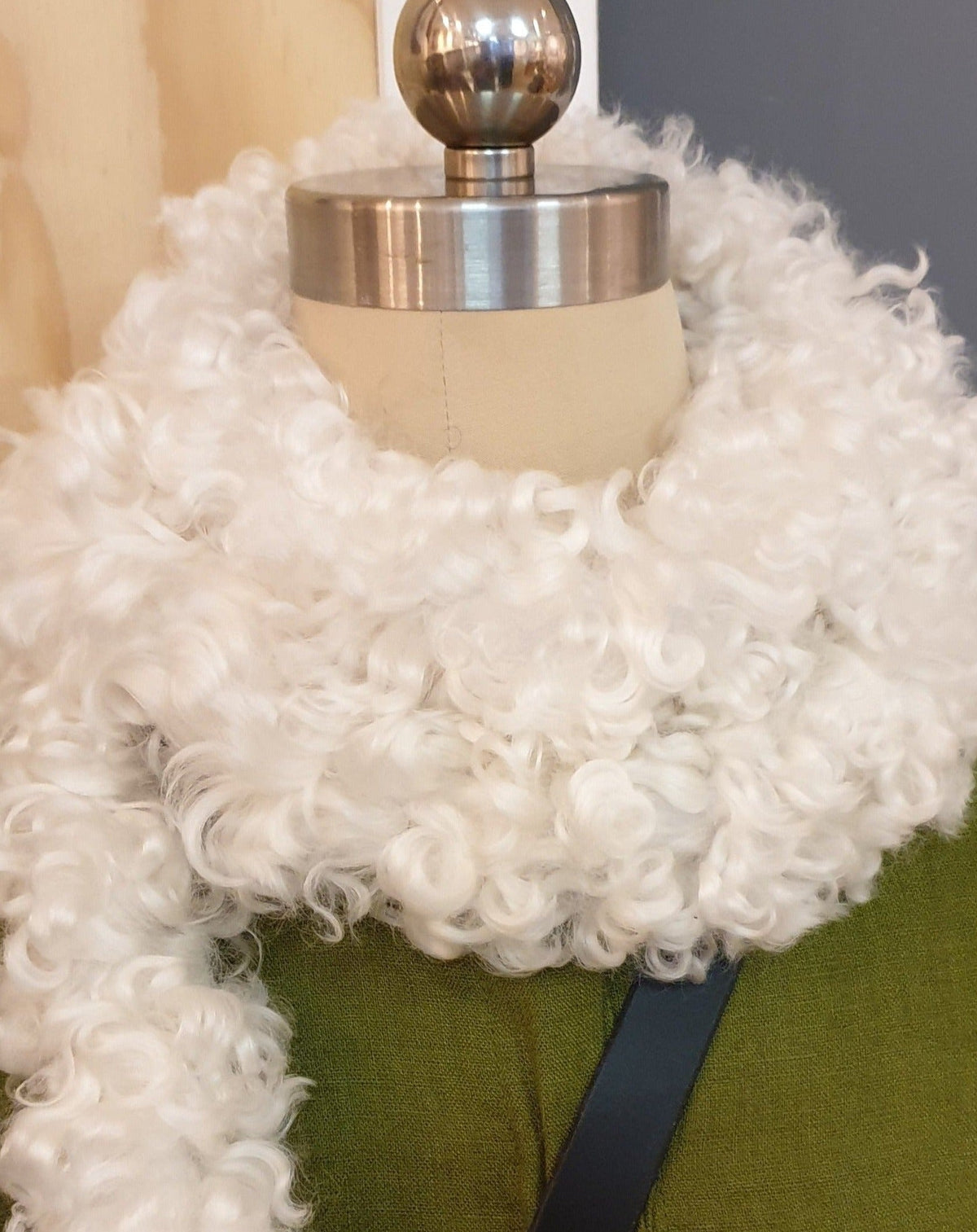 Boa lång med långa lockar vit