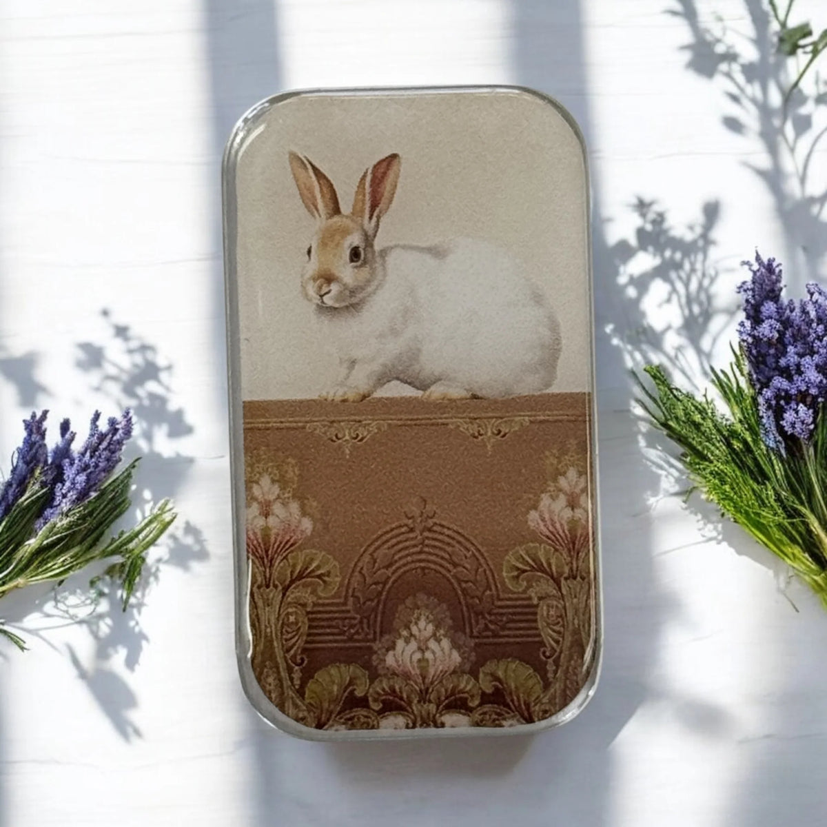 Sweet White Bunny Notions Tin- Den lilla Asken