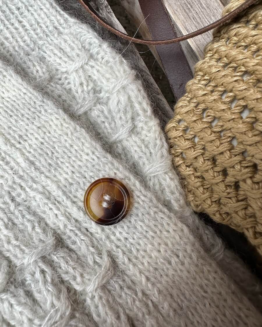 Knappar av Galalit 20 mm mörkbrun, 6 st - Petiteknit