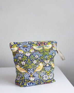 Stor stickpåse William Morris- Strawberry Thief- med dragkedja